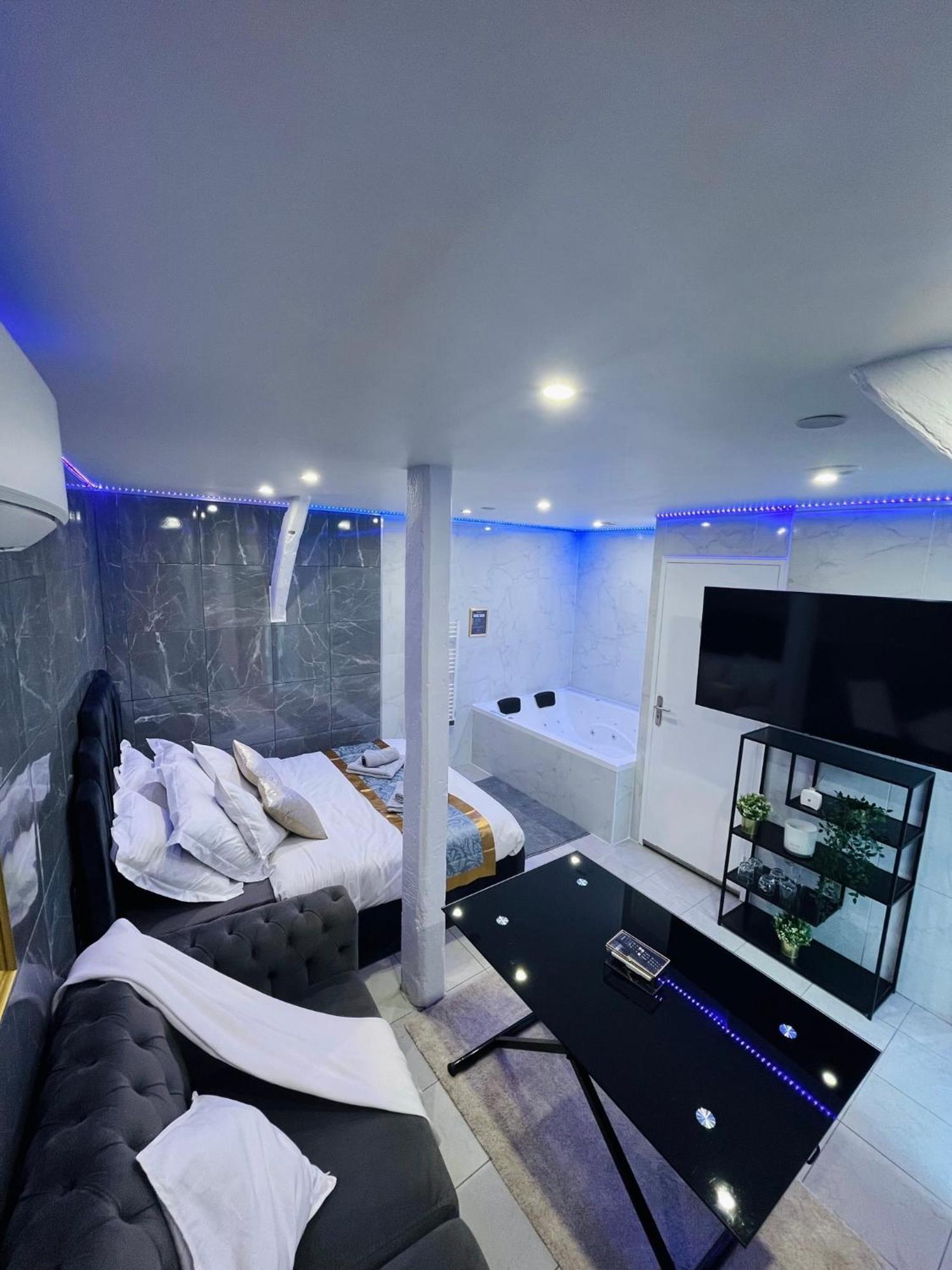 Room & Jacuzzi - Stade De France Saint-Denis  Ngoại thất bức ảnh